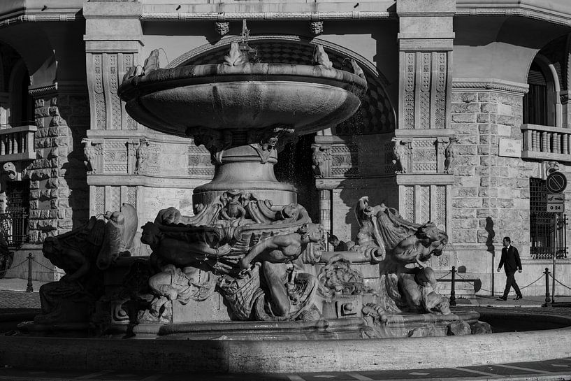 Fontaine Coppedè Rome Jeu de lumière BNW par Martijn Jebbink Photography