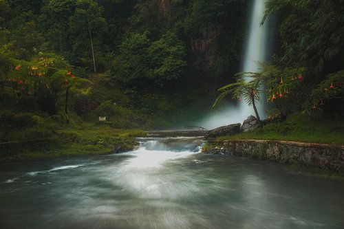 Verborgen waterval Indonesie Bandung van Claudia De Vries