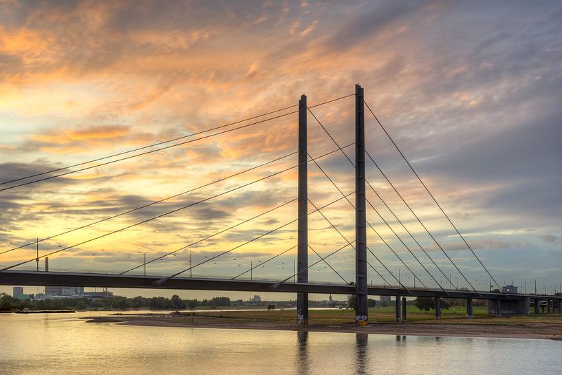 Rheinkniebrücke in Düsseldorf von Michael Valjak