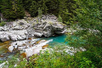 Unberührte alpine Wildnis in den Schweizer Alpen mit schroffen Gipfeln und rauer Natur. von Miriam Schwarzfischer Fotografie