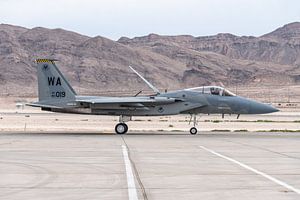 Eine wunderschöne McDonnell Douglas F-15C Eagle mit einem begeisterten Piloten rollt nach einer spek