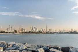 De bizar mooie Dubai Skyline gezien vanaf het strand van Bas Fransen