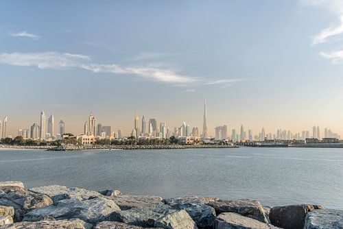 L'étrange beauté de Dubaï Skyline vue de la plage