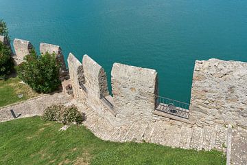 Uitzicht op het Gardameer vanaf het historische middeleeuwse kasteel Scaliger
