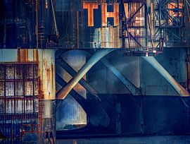 la construction navale industrielle en orange et bleu sur Sia Windig