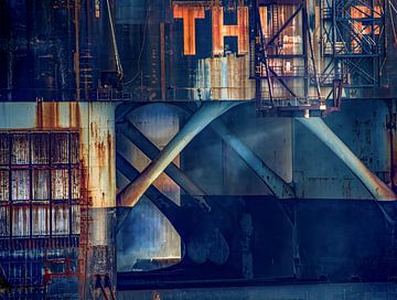 Industrieel schip, stoer en staal in oranje en blauw van Sia Windig