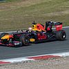 Max in de Redbul formule 1 auto uit  2011 (RB7) van Maurice de vries
