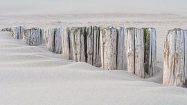 Ruhiger Rhythmus am Strand: Wellenbrecher verschwinden allmählich im Sand von Marjolijn van den Berg