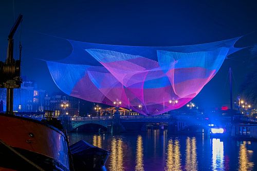 Stadsgezicht in Amsterdam tijdens het licht festival in Nederland bij avond