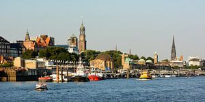 Die St.-Pauli-Landungsbrücken in Hamburg im Abendlicht - Variante