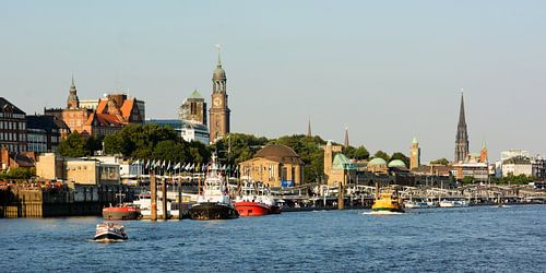 Die St.-Pauli-Landungsbrücken in Hamburg im Abendlicht - Variante