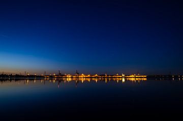 Hafen bei Nacht in Lübeck