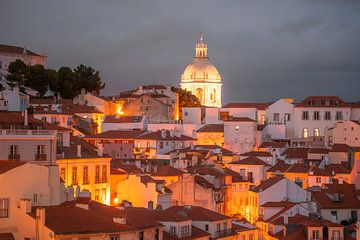 Lissabon bij nacht met zijn prachtige stadsbeeld en historische gebouwen van Leo Schindzielorz