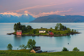 Sonnenaufgang in Omaholmen, Hardangerfjord, Vestland, Norwegen