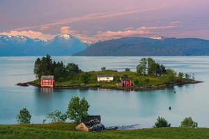 Sonnenaufgang in Omaholmen, Hardangerfjord, Vestland, Norwegen