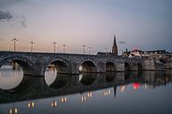 Sint Servaasbrug in Maastricht gedurende blauw uur van Sander van Hemert thumbnail