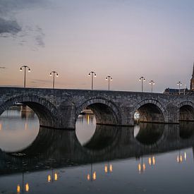 Sint Servaasbrug in Maastricht gedurende blauw uur van Sander van Hemert