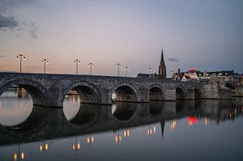 Le pont Sint Servaas à Maastricht pendant l'heure bleue