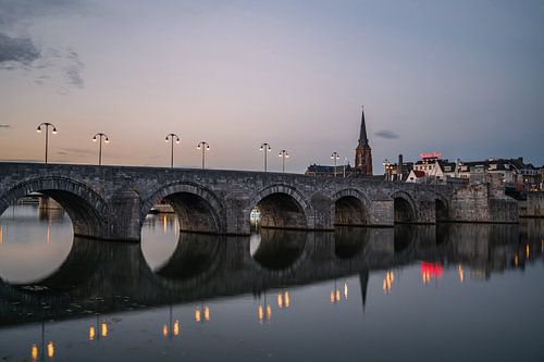 Sint Servaasbrug in Maastricht gedurende blauw uur