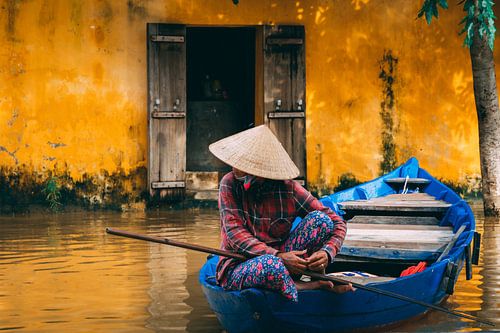 Blaues Boot in den orangefarbenen Straßen von Hoi An
