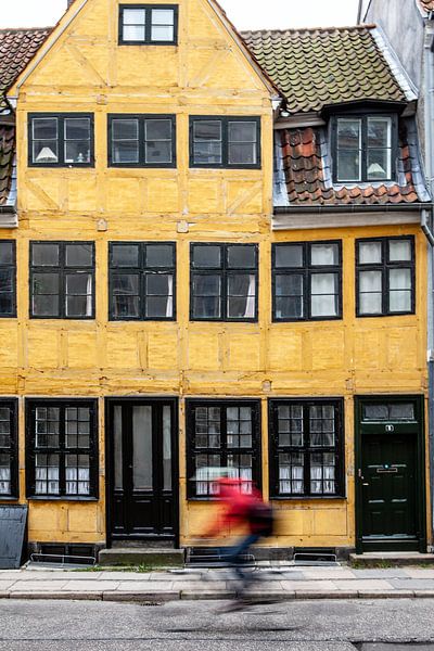 gelbes altes Haus in Kopenhagen von Eric van Nieuwland