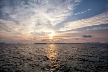 Ein schöner Sonnenaufgang zwischen den Bergen in der Bucht von Phangnga, Thailand.