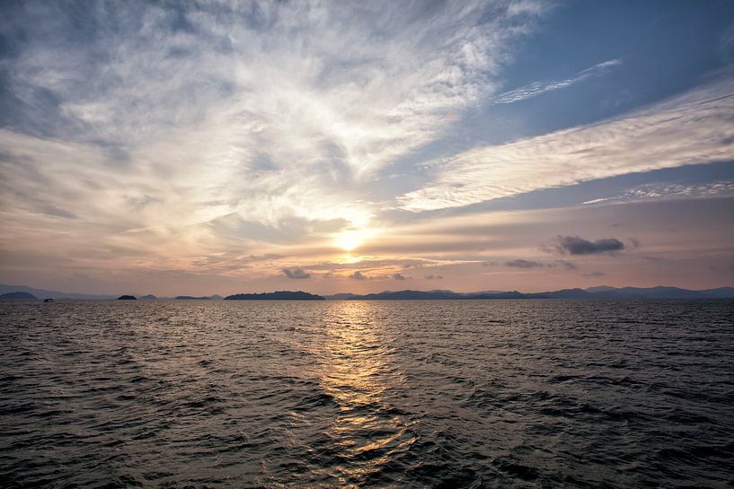 Un beau lever de soleil entre la montagne dans la baie de Phangnga, Thaïlande par Tjeerd Kruse
