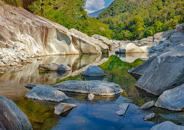 Große Felsbrocken und Felsen entlang der Maggia, Locarno, Tessin, Schweiz