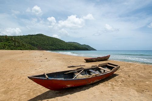 Vissersboten op een eenzaam Caribisch strand