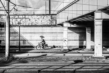 Fietser tussen twee treinviaducten in Amsterdam van Jan Willem de Groot Photography