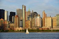Lower Manhattan in New York bij zonsondergang met zeilboot van Merijn van der Vliet thumbnail