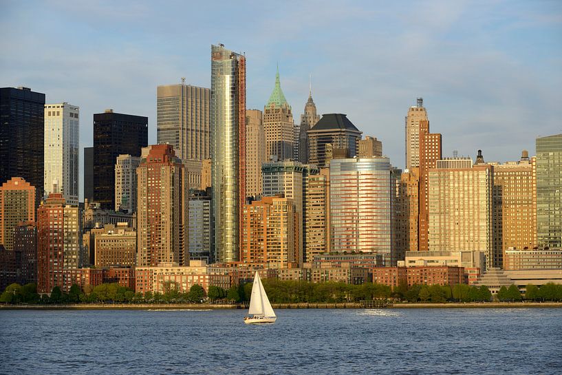 Lower Manhattan in New York bij zonsondergang met zeilboot van Merijn van der Vliet