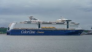 Die Kreuzfahrtfähre MS Color Fantasy kommt in Kiel an.