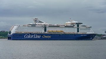 Cruiseferry MS Color Fantasy komt aan in Kiel. van Jaap van den Berg