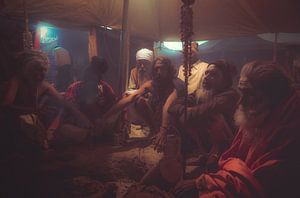 Guru's verzamelen onder een tent tijdens een hindoeïstische ceremonie
