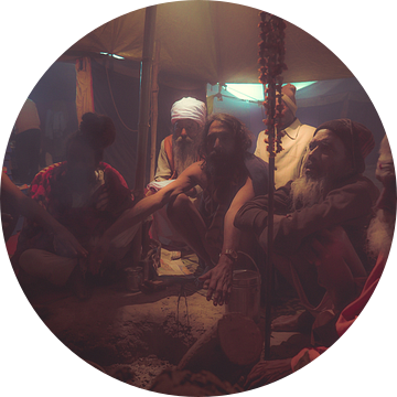 Guru's verzamelen onder een tent tijdens een hindoeïstische ceremonie van Edgar Bonnet-behar