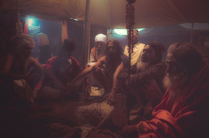 Gurus versammeln sich während einer hinduistischen Zeremonie unter einem Zelt von Edgar Bonnet-behar
