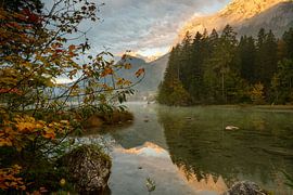 Hintersee mit goldenen Berggipfeln von Willem Laros | Reis- en landschapsfotografie
