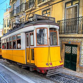 Gele trams in Lissabon van Dennis van de Water