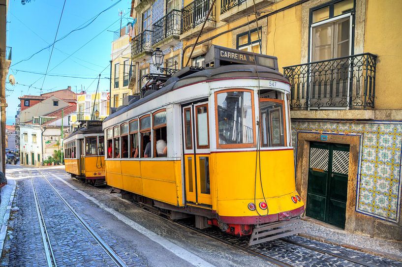 Gele trams in Lissabon van Dennis van de Water