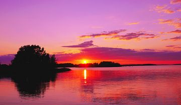 Kleurrijke zonsondergang en avondschemering in Finland