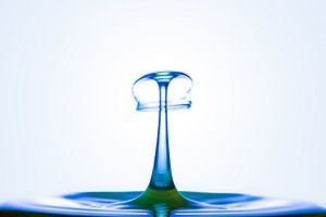 Druppel splash botsing in blauw