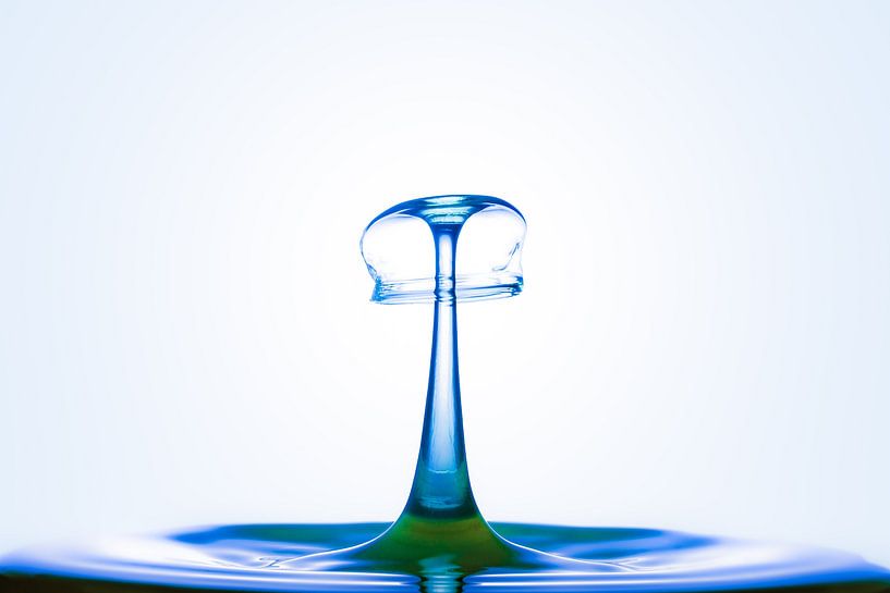 Druppel splash botsing in blauw van Gig-Pic by Sander van den Berg