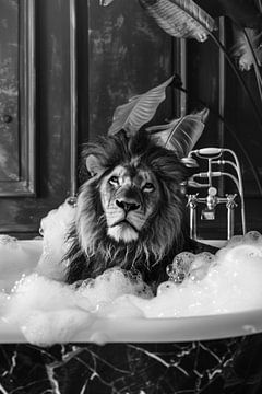 Un lion majestueux dans la baignoire - une œuvre d'art imposante pour vos toilettes sur Felix Brönnimann