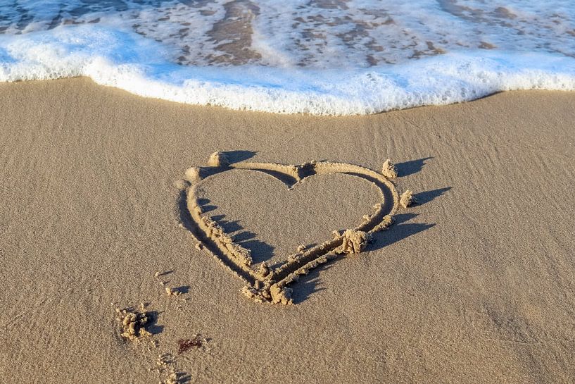 Herz gemalt in den Strandsand an der Ostsee von MPfoto71