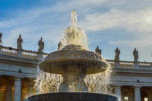 Brunnen auf dem Petersplatz in der Vatikanstadt, Italien