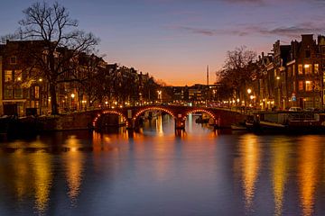 Stadsgezicht van Amsterdam in Nederland bij avond van Eye on You