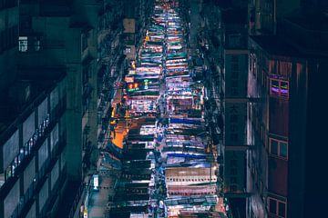 Winkelen in Temple Street, HongKong China van Michael Bollen