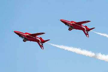 Two solos of the Red Arrows flying inverted von Wim Stolwerk