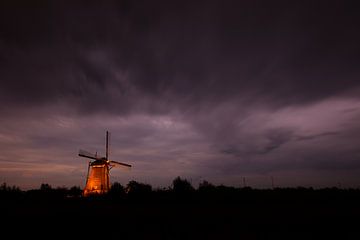 Moulins à vent éclairés à Kinderdijk après le coucher du soleil sur Jeroen Stel